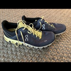 ONs CLOUD FLOW running shoes, 9.5 mens
